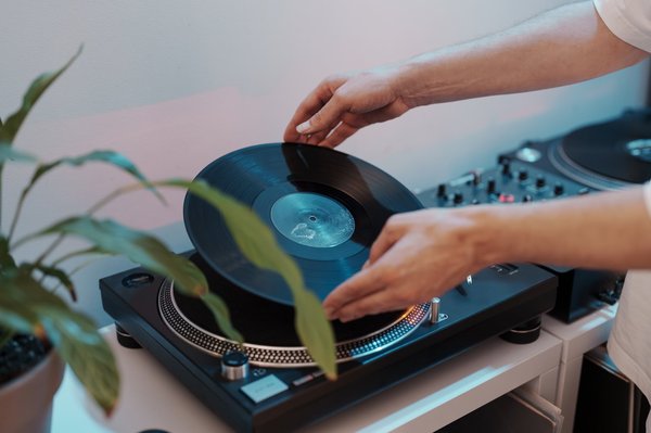 Plongée dans l'univers vibrant des vinyles tekno authentiques